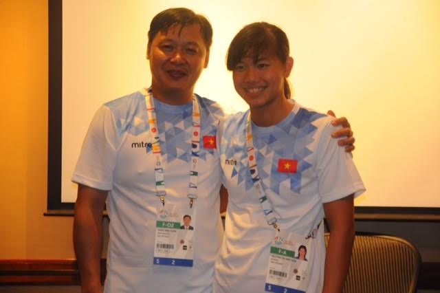 HLV Đặng Anh Tuấn (trái) và Ánh Viên, ảnh: Ngô Linh