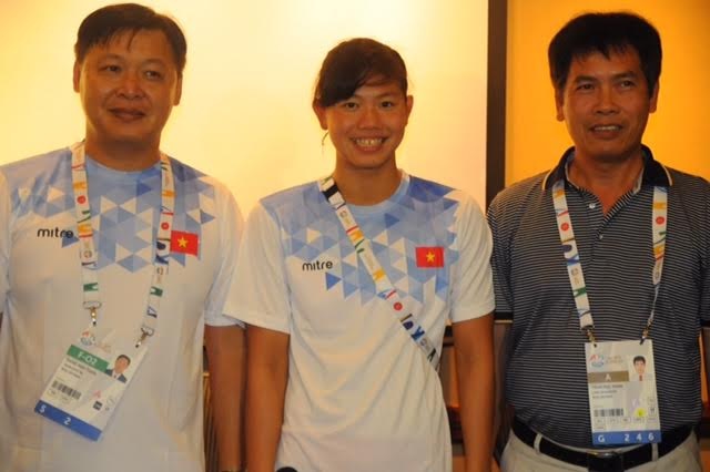 HLV Anh Tuấn (trái), VĐV Ánh Viên và Trưởng đoàn thể thao Trần Đức Phấn, ảnh: Ngô Linh