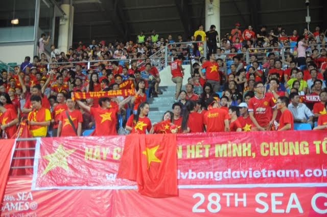 U23 Việt Nam 4-0 U23 Đông Timor (hết giờ) - 6 Rất đông cổ động viên đến cổ vũ cho U23 Việt Nam, ảnh: Tiến Đạt