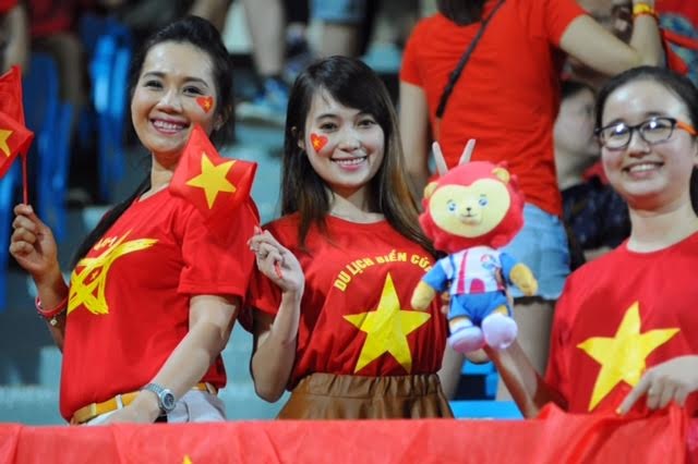 U23 Việt Nam 4-0 U23 Đông Timor (hết giờ) - 5 Nét rạng ngời của các nữ cổ động viên U23 Việt Nam trên khán đài Bishan, ảnh: Tiến Đạt