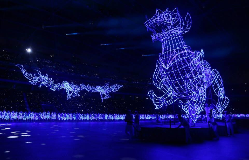 Hình ảnh rồng được tạo dựng trên sân khấu khai mạc