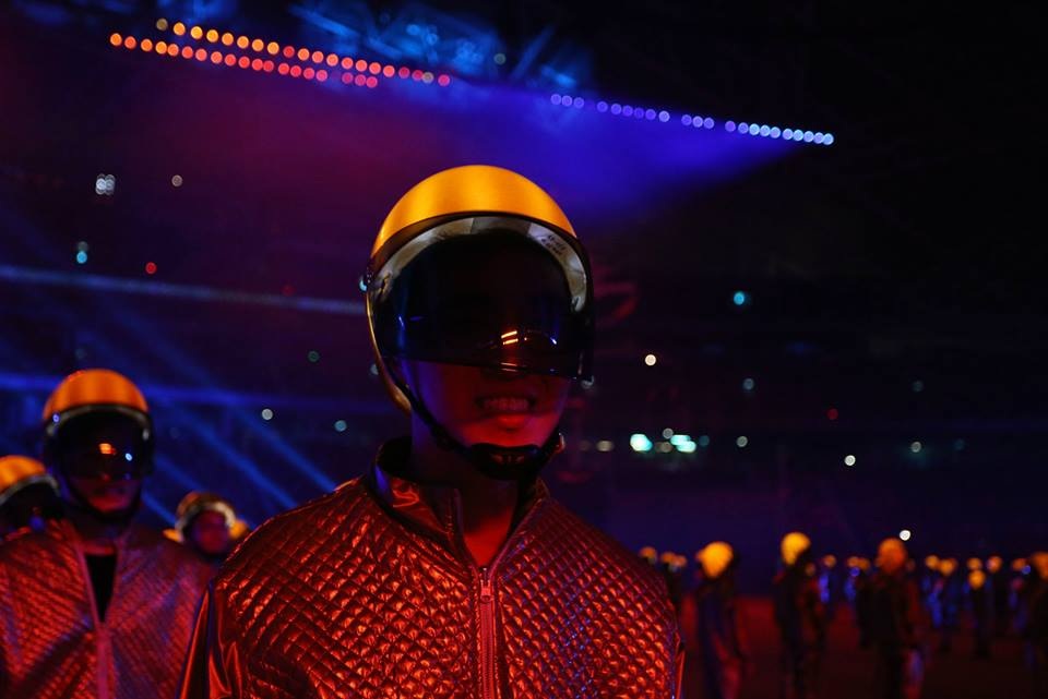 Một thanh niên tham gia màn vũ đạo ở chương 3