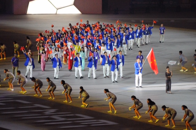 Sau khi 11 đoàn thể thao diễu hành qua khán đài, lễ rước cờ đã được tiến hành.