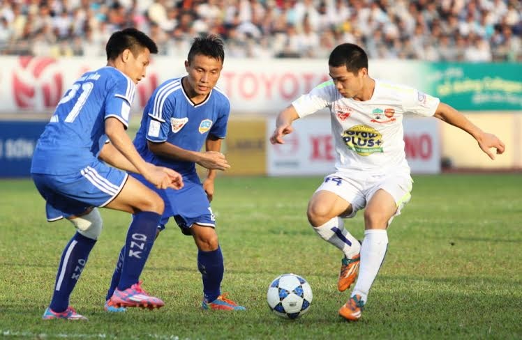 Công Phượng đá hỏng penalty, HAGL đại bại - 1 HA Gia Lai (áo trắng) đã phải thi đấu với toàn cầu thủ nội