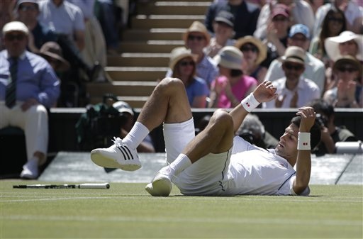 Djokovic giành vé vào chung kết Wimbledon - 2 Một tình huống Nole ngãdo cố đỡ cú đánh của đối phương nhưng không thành công