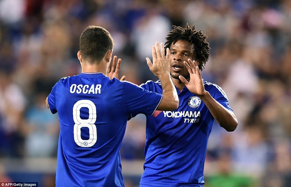 Remy (phải) mở tỉ số của trận đấu