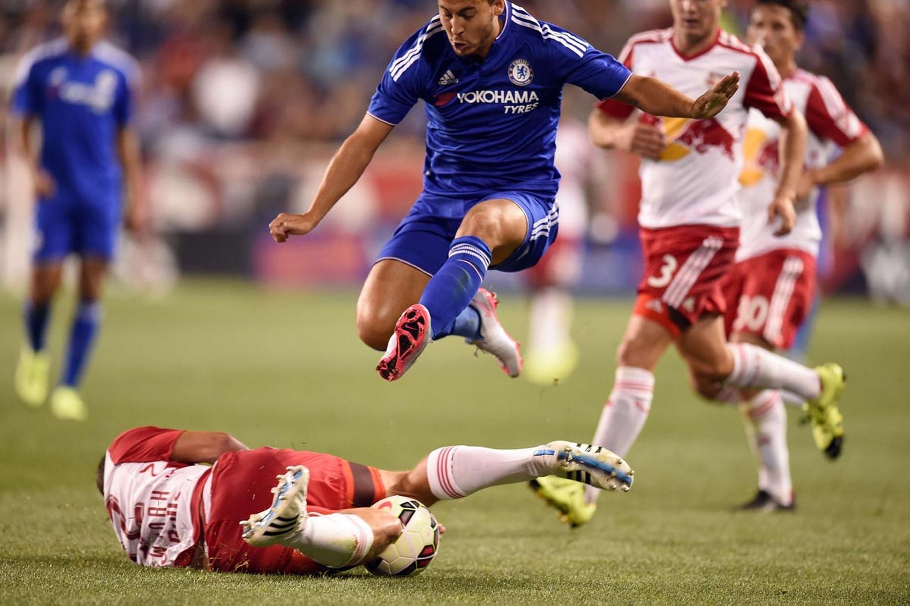 Nhìn lại cú sốc của thầy trò Mourinho trên đất Mỹ - 14 Hazard vẫn là lá phổi của Chelsea, anh ghi một bàn, nhưng không thể giúp Chelsea tránh thua thảm