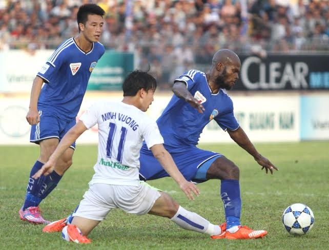 Công Phượng đá hỏng penalty, HAGL đại bại - 3 HA Gia lai (áo trắng) thi đấu nhạt nhòa trước Quảng Nam (áo xanh)
