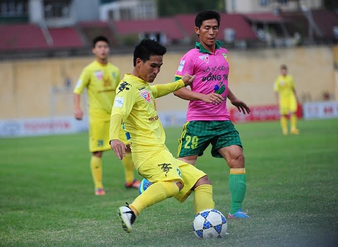 Hà Nội T&T tạo “mưa bàn thắng” vào lưới Đồng Tháp - 1 Đồng Tháp (áo hồng) quá yếu đuối trước Hà Nội T&T (áo vàng)