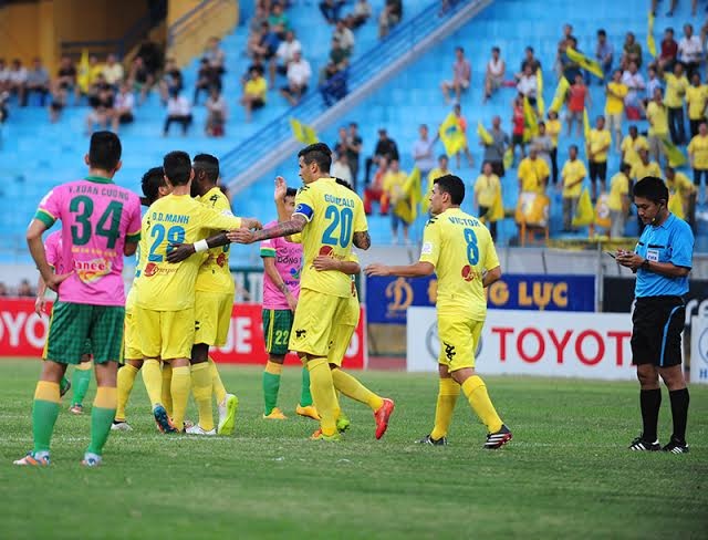 Hà Nội T&T tạo “mưa bàn thắng” vào lưới Đồng Tháp - 2 Các cầu thủ Hà Nội T&T ăn mừng sau một pha đốt lưới Đồng Tháp