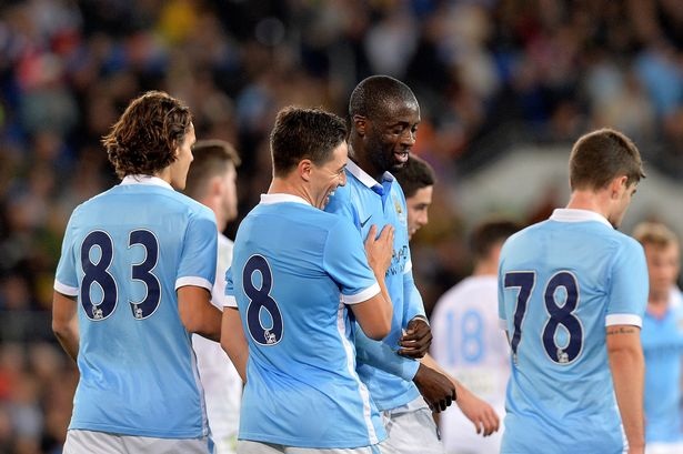 Nasri đưa Man City thắng nhẹ "người anh em" Melbourne - 1 Các cầu thủ Man City chúc mừng Nasri sau khi tiền vệ người Pháp ghi bàn