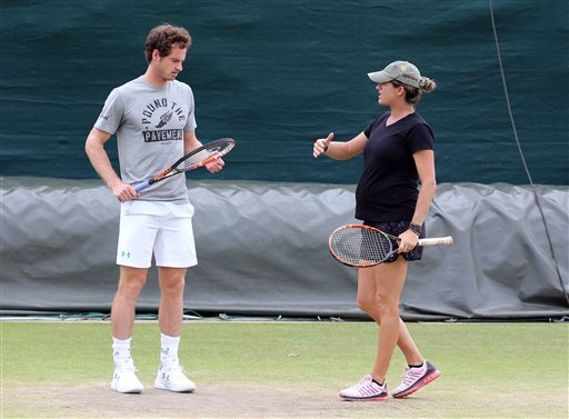 Andy Murray (trái) và HLV Amelie Mauresmo