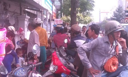 Từ lối vào khoa cấp cứu bệnh nhi đông nghẹt