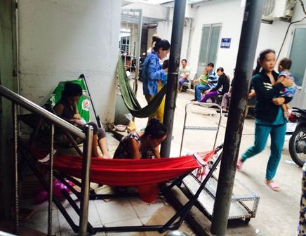 Chưa đầy 2m2 hành lang của bệnh viện đã có 4 gia đình mắc võng cho con nằm, vì bên trong phòng bệnh không còn một chỗ trống
