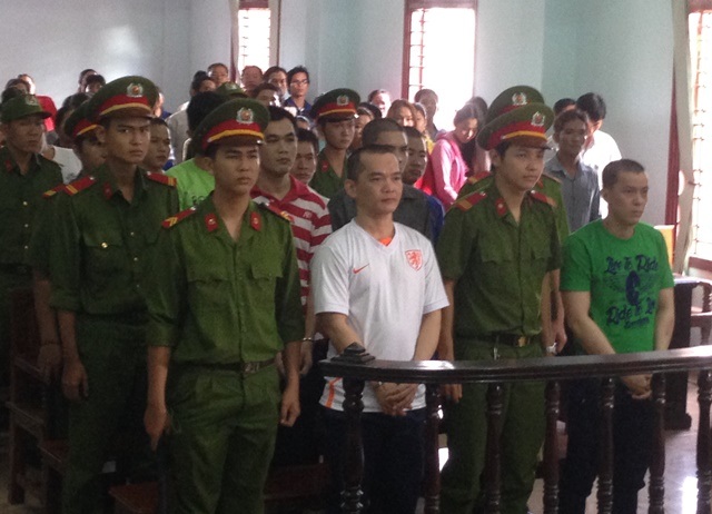 Trùm “xã hội đen” huy động gần 60 đàn em đi trả thù nhận 20 năm tù - 1 Trương Phong Hiền và 5 bị cáo khác trước vành móng ngựa