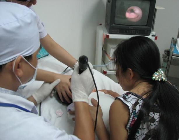 Đối với trẻ em, đặc biệt trẻ dưới 5 tuổi, có ho, sổ mũi, nghe kém…thì ngay lập tức kiểm tra tai cho con và đưa bé đến cơ sở y tế chuyên khoa Tai mũi họng để được thăm khám