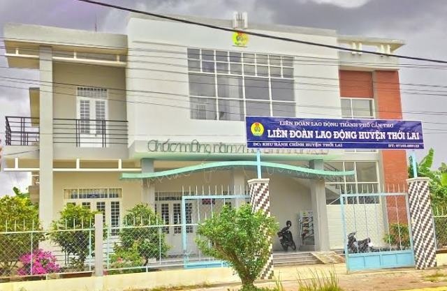 Trụ sở tiền tỷ chỉ 3 người làm việc - 1 Trụ sở làm việc của Liên đoàn Lao động huyện Thới Lai khá hoành tráng nhưng chỉ 3 người làm việc