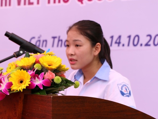 Trao giải Nhất cuộc thi viết thư quốc tế UPU - 2 Em Thu Trang phát biểu cảm tưởng của mình tại buổi trao giải.