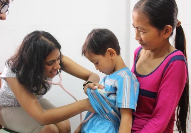 Các bác sĩ Hoa Kỳ đang khám sàng lọc cho bệnh nhi bị dị tật bẩm sinh