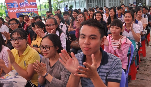 Khi có ước mơ, điểm đến và quyết tâm thì khó khăn chỉ là thử thách - 2
Hàng trăm bạn sinh viên cùng tới dự và nêu câu hỏi