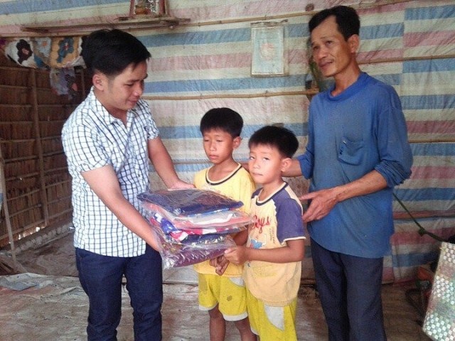 Thầy Nam trao áo quần cho học trò nghèo.