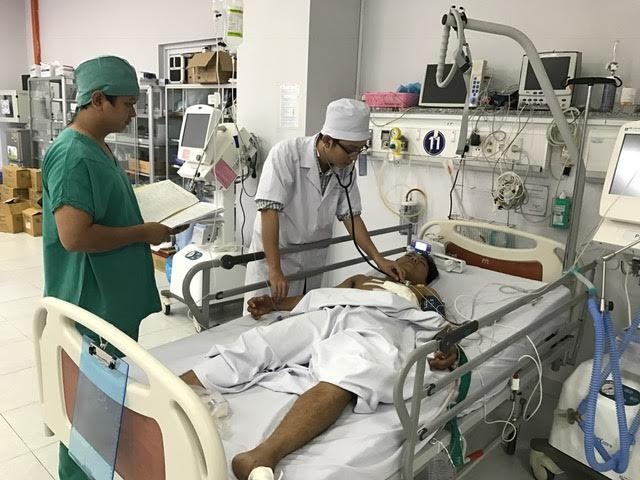 Cứu sống bệnh nhân bị bạn nhậu đâm thấu tim - 1 Bệnh nhân V. đã qua cơn nguy kịch nhờ được đưa tới BV cấp cứu kịp thời