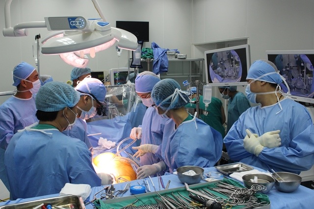 Các bác sĩ phẫu thuật tim cho bệnh nhân N. tại BVĐK TP Cần Thơ (ảnh Phạm Tâm)