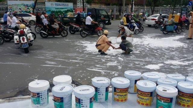 Cảnh sát giao thông giúp tài xế hốt 20 thùng sơn - 1 Thượng úy Phan Huy Xuân giúp tài xế hốt sơn bị đổ xuống đường trưa 15/12