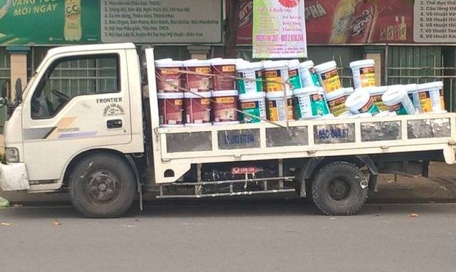 Cảnh sát giao thông giúp tài xế hốt 20 thùng sơn - 4 Chiếc xe tải gặp nạn.