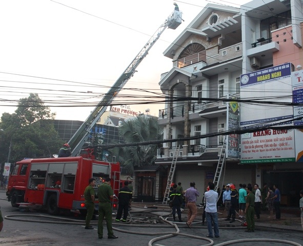 Giải cứu thành công 4 người mắc kẹt trong căn nhà cháy - 2 Hiện trường căn nhà bị bốc cháy lúc 4h sáng nay
