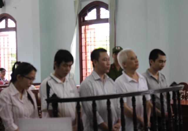 Kẻ giả mạo người thân lãnh đạo Bộ Công an lừa đảo chiếm đoạt tài sản - 1 Các bị cáo tại phiên xét xử sáng 22/12