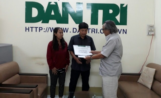 Hơn 24 triệu đồng đến với gia đình anh Trần Văn Hổ - 1
Nhà báo Phan Huy Phan Huy trao số tiền hơn 24 triệu đồng của bạn đọc báo Dân trí hỗ trợ gia đình anh Hổ