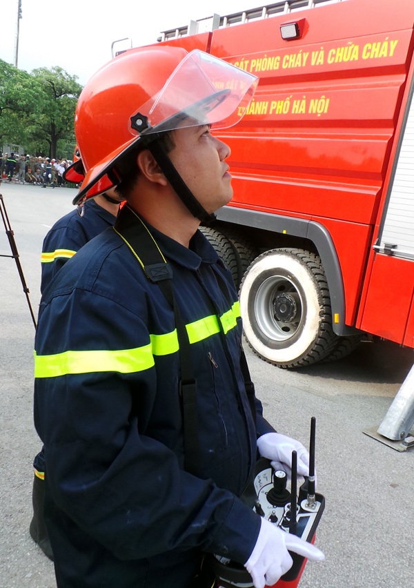 Chiếc xe được vận hành chữa cháy bằng bộ điều khiển từ xa.