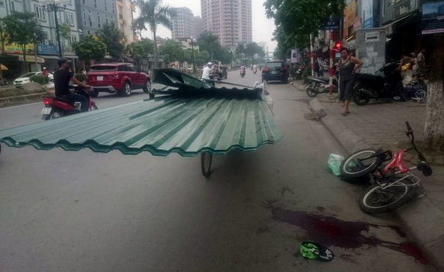 Hà Nội: Khởi tố vụ cháu bé tử vong vì bị tôn cứa cổ - 1 Hiện trường vụ việc.