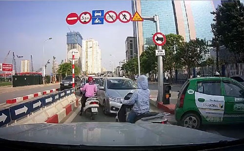 Hà Nội: Phạt nguội nhiều ô tô cố tình đi ngược chiều trên cầu vượt - 1 Hình ảnh các xe đi ngược chiều gây ùn tắc giao thông được camera hành trình một ô tô ghi lại.
