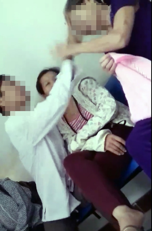 Phẫn nộ clip con trai tát mẹ, chửi “sao bà chưa chết đi”! - 1 Người con trai chửi rủa, vung tay tát mẹ. (Ảnh cắt từ clip)