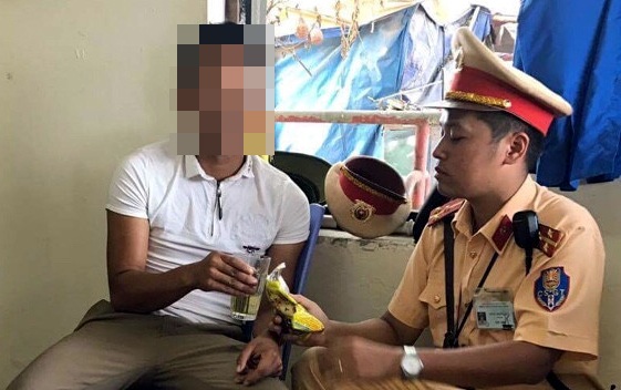 Hà Nội: Kịp thời ngăn một thanh niên lao xe vào đoàn tàu - 1 Thanh niên Đ. được các chiến sĩ Đội CSGT số 14 đưa về chốt trực chăm sóc.