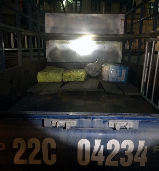 Các hộp chứa pháo được phát hiện trên thùng xe tải.