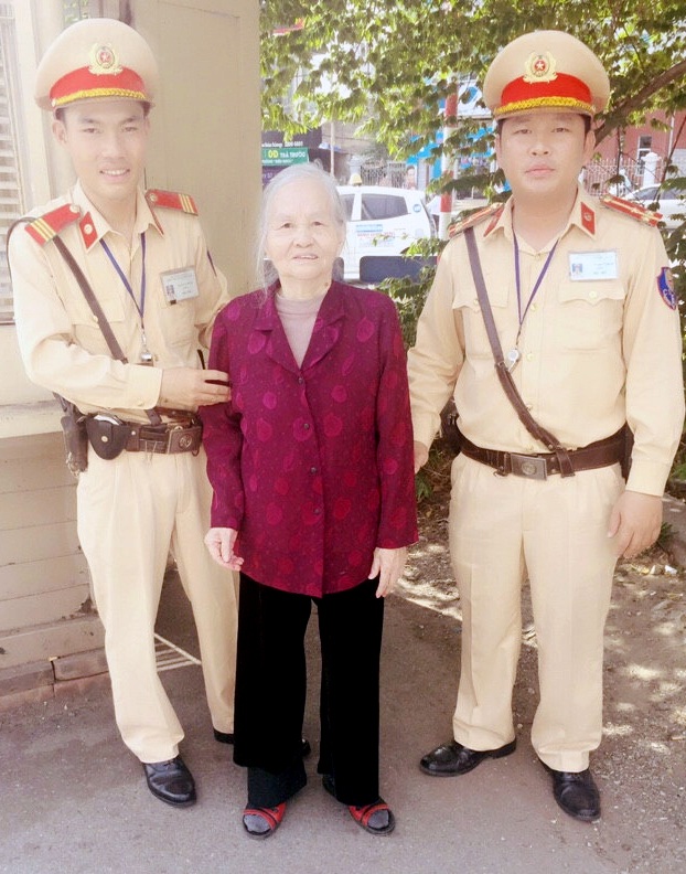 Hà Nội: Đi thăm người quen, cụ già bị lạc giữa phố đông - 1 Lạc giữa phố đông đúc, cụ Miến được hai chiến sĩ CSGT phát hiện, giúp đỡ.