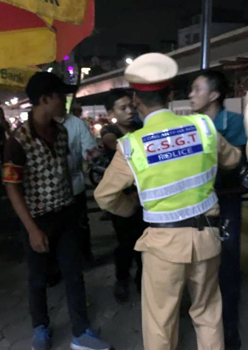 Say rượu, tấn công cảnh sát cơ động trong chốt 141 - 1 Đặng Việt Bảo (áo xanh) lớn tiếng lăng mạ, thách thức tổ công tác.