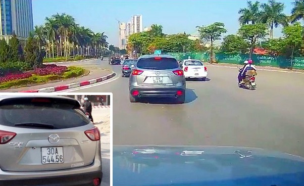 Hà Nội: Lộ diện tài xế xe Mazda CX-5 gây tai nạn rồi bỏ chạy - 1
Hình ảnh chiếc xe Mazda CX-5 gây tai nạn được camera hành trình xe phía sau ghi lại.
