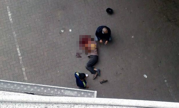 Người đàn ông điều khiển xe máy rơi từ trên cầu xuống đất, máu chảy ra nhiều.