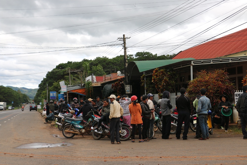 Từ sáng sớm, nhiều người đứng chờ tại cổng trại giam để chờ đón thân nhân, bạn bè mình