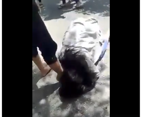 Nữ sinh bị đánh dã man và bắt liếm chân ở TP Hồ Chí Minh (ảnh từ clip)