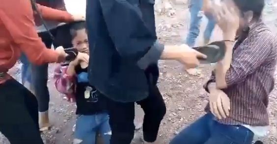 Hai nữ sinh lớp 9 Trường THCS Quỳnh Long dùng dép tông tát vào mặt hai nữ sinh THCS Quỳnh Thuận