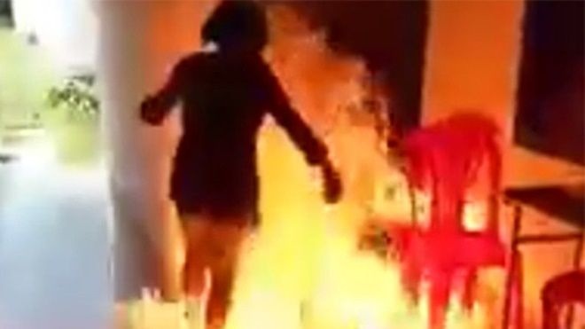 5 sự kiện không đáng có của giáo dục năm 2016 - 1 Bé gái đốt trường cũ vì câu ngàn like trên facebook (ảnh từ clip)