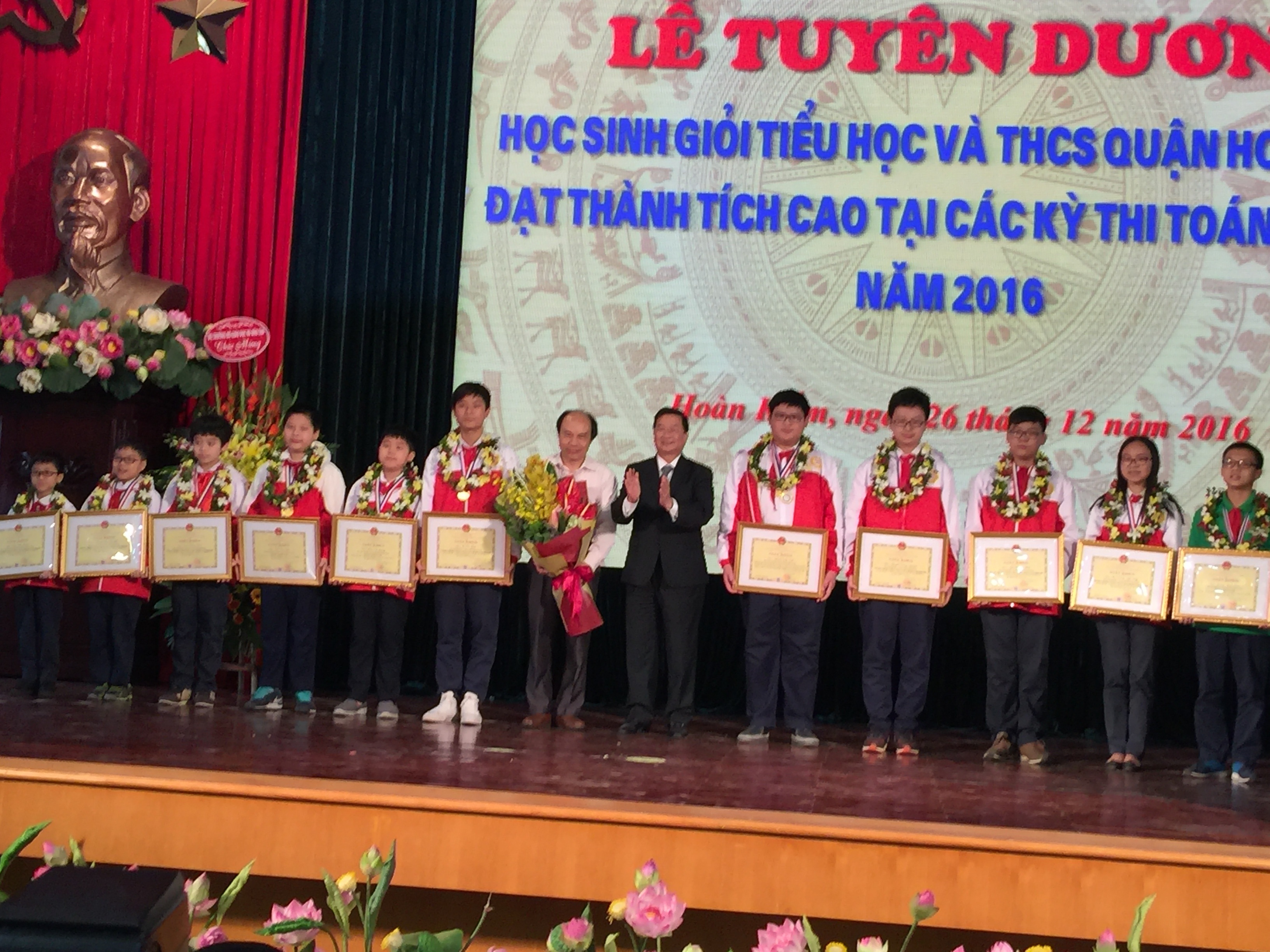 Các học sinh cùng lãnh đạo tại buổi lễ tuyên dương