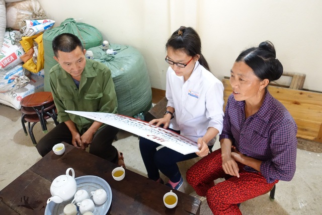 6 hình ảnh xúc động của giáo dục năm 2016 - 5 Thí sinh Đặng Thị Huyền và bố mẹ