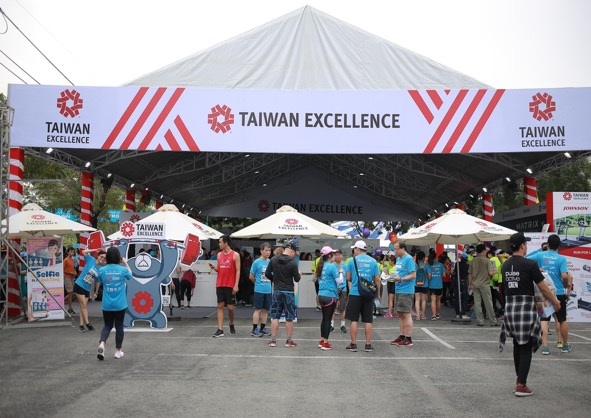 Nét độc đáo chỉ có ở giải Marathon TPHCM 2018 - 1 Không gian Trải nghiệm cuộc sống tuyệt vời của Taiwan Excellence nổi bật với màu đỏ đặc trưng trong khuôn khổ của giải chạy Marathon Tp.HCM
