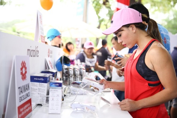 Nét độc đáo chỉ có ở giải Marathon TPHCM 2018 - 4 Tham quan gian hàng của Taiwan Excellence, người tham dự có thể tiếp cận và tìm hiểu những sản phẩm và công nghệ tiên tiến nhất đến từ Đài Loan